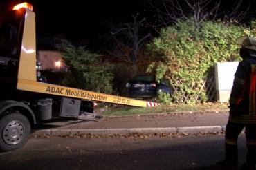 Durch ein Vollgasmanöver entstand ein Verkehrsunfall mit hohem Folgeschaden. Ein Pkw krachte in eine Garten. 