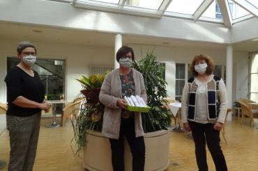 Einrichtungsleiterin Angelika Schäfer hat sich bei Martina Guckert und Gudrun Bühlmeier mit Gutscheinen eines Nördlinger Cafés bedankt. 