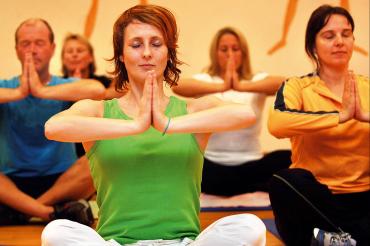 Damit der Stress unter Kontrolle bleibt, ist ein Ausgleich durch Entspannungstechniken wie Yoga hilfreich.
