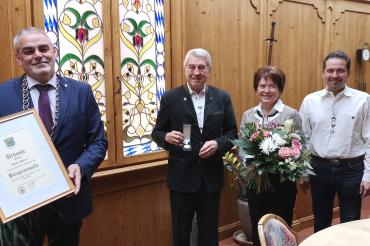 Oberndorfs Bürgermeister Franz Moll verlieh dem Jubilar zum Dank die Goldene Bürgermedaille, v.l. Franz Moll (1. Bürgermeister der Gemeinde Oberndorf am Lech, Helge Motzer und dessen Frau Gisela Motzer sowie Bernd Motzer, Juniorchef der TIGRA GmbH