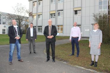 Thomas Düll (Mitte) war zum letzten Mal als Vorstandsvorsitzender der Bezirkskliniken Schwaben im Bezirkskrankenhaus Donauwörth. Ihn verabschiedeten (von links) Ärztlicher Direktor Dr. Karel Frasch, dritter Bürgermeister Albert Riedelsheimer, Regionalleiter Stefan Reitsam und Pflegedirektorin Gabriele Bachhuber