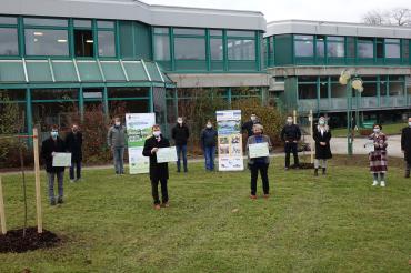 v.l.n.r.: Arved Hein (Projektkoordinator Landratsamt Donau-Ries), Sebastian Storch (Kreisfachberater für Gartenkultur und Landespflege), Paul Buß (Kreisfachberater für Gartenkultur und Landespflege), Landrat Stefan Rößle, Uli Spitzenpfeil (SMV), Verena Kugler (Lehrkraft und Umweltbeauftragte der Hans-Leipelt-Schule), Markus Sauset (Verbindungslehrer), Doris Barth-Rieder (Schulleiterin), Vian Liu (Verbindungslehrer), Leonie Roßkopf (SMV), Vera Schmitz (SMV), Josef Stempfle (Elternbeirat).