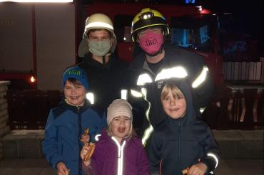 Feuerwehr Otting mit Kindern an St. Martin