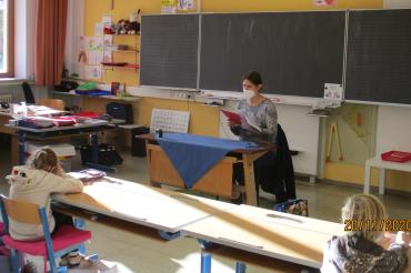 Die Journalistin Petra Plaum hatte den Kindern drei Kurzgeschichten mitgebracht und gab ihnen Ideen für eigene Erzählungen mit auf den Weg