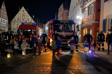 Die Feuerwehr Oettingen und ein paar Kinder am Laternenumzug.
