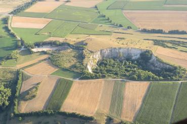 Blick auf die Steinbrüche bei den Ofnethöhlen (Holheim); rechts der ehemalige Steinbruch Fuchsloch. 