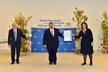 Auf dem Bild zu sehen (von links): Landesinnungsmeister Konrad Ammon jun., Harald Münzinger und Staatsministerin Michaela Kaniber. 