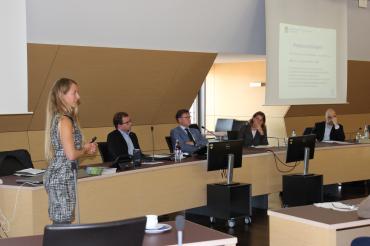 Konversionsmanagerin Barbara Wunder bei der Vorstellung der Maßnahmen und Projekte vor dem Lenkungsgremium des Konversionsmanagement Donau-Ries im Jahr 2020.  V.l.n.r.: Barbara Wunder, Stabsstellenleiter Klemens Heininger, Landrat Stefan Rößle, Monika Kehoe vom bayerischen Wirtschaftsministerium und Silvan Weigand von der Regierung von Schwaben 