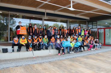 Schüler mit Warnwesten vor der Grund- und Mittelschule Oettingen