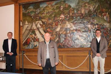 Das Bild zeigt von links Hauptamtsleiter Peter Schiele, Rudi Beck und Oberbürgermeister David Wittner. 