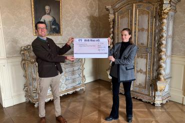 Roland Wiedenmann von der fürstlichen Verwaltung überreicht den Scheck über 1.500 € an I.D. Erbprinzessin Cleopatra zu Oettingen-Spielberg