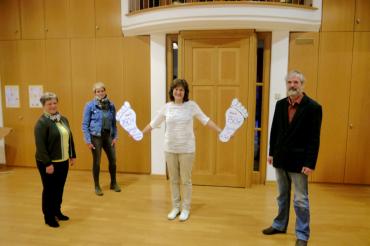 Freuen sich über die großzügige Spende: vlnr.: Helga Rummel, Seniorenkreis Alerheim, Elke Thum, Vertrauensfrau Kirchenvorstand Alerheim, die Spenderin Gerda Bachmann, Helmut Weiß, Diakonie Donau-Ries.