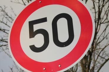 Das Bild zeigt ein 50km/h Schild