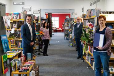 Das Bild zeigt Oberbürgermeister Sorré, Martina Dietrich, Hauptamtsleiter Roland Braun und Bibliotheksleiterin Evelyn Leippert-Kutzner.