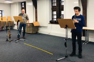 Das Bild zeigt den Unterricht eines Schülers.