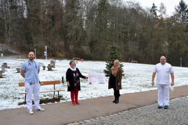 Das Bild zeigt (von links nach rechts) Oberarzt Thomas Hofmann, Brigitte Weng (Geschäftsführerin LUMARA), Emma Lutz (Geschäftsführerin LUMARA) und Wolfgang Schnitker (Pflegefachkraft Stiftungskrankenhaus Nördlingen) bei der Spendenübergabe vor dem Stiftungskrankenhaus.
