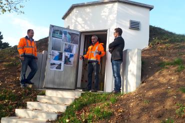 Das Bild zeigt Wassermeister Frank Schmidtkunz und Technischer Werkleiter Stadtwerke Martin Bickelein mit Oberbürgermeister David Wittner vor dem erneuerten Hochbehälter auf dem Kirchberg bei Schmähingen.