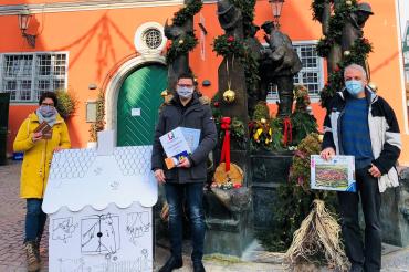 Susanne Vierkorn (Stadtmarketingverein „Nördlingen ist`s wert“), Oberbürgermeister David Wittner und Jürgen Möhnle (Spielwaren Möhnle) präsentieren die Preise des Gestaltungswettbewerbs.