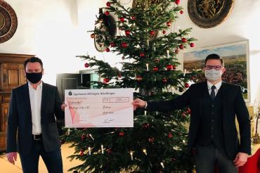 Stefan Kirchner überreicht Oberbürgermeister David Wittner eine großzügige Spende über 500 Euro für die „Nördlinger Hilfe in Not“