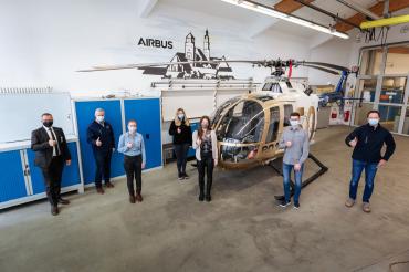 Traumjob und Spitzen-Ergebnisse: Die erfolgreichen Auszubildenden von Airbus Helicopters freuen sich mit ihren Ausbildern: (von links) Joachim Herfert, Friedhelm Widemann, Clara Rumstadt, Jaclyn König, Sofie Dannemann, Jannik Trollmann, Martin Hofmann. 