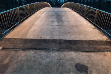 An der neuen Stahlbrücke über die „Krankenhausstraße“ ist ein LED Band eingebaut.