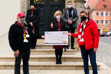 Die VfB Freunde Donau-Ries übergeben 1.000 Euro an das Frauenhaus Nordschwaben. Vorne (v.l.): Präsident Thomas Reiners und Vorstandsmitglied Gregor Bitterlich von den VfB Freunden Donau-Ries Mitte: Ursula Kneißl-Eder vom Frauenhaus Nordschwaben. Hinten (v.l.): Manuela Limbeck vom Frauenhaus Nordschwa-ben, Oberbürgermeister David Wittner