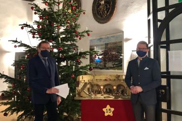Personalratsvorsitzender Herman Häfele und Oberbürgermeister David Wittner mit den Spenden im Foyer des Rathauses. 