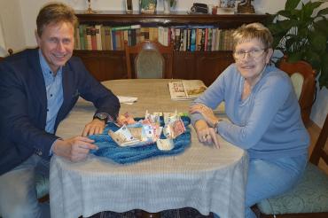 Martin Obermann und Agnes Allgeier bei der Spendenübergabe. 