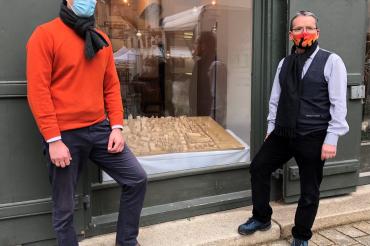 Sebastian Haag, Vertreter der Eigentümerfamilie des ehemaligen Anker-Areals und Dipl.-Ing. Architekt Reiner Schlientz präsentieren das im Schaufenster der Genuss Boxen (Tanzhaus, Marktplatz 15) ausgestellte Modell zu den Planungen für das Eger-Viertel. 