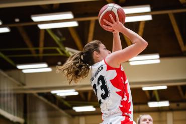 Das Bild zeigt Laken James (XCYDE Angels) beim Spiel gegen Marburg.