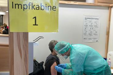 Das Bild zeigt eine der ersten Impfungen im Impfzentrum in Nördlingen.