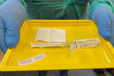 Das Bild zeigt ein Tablet im Impfstoff im Impfzentrum Nördlingen.