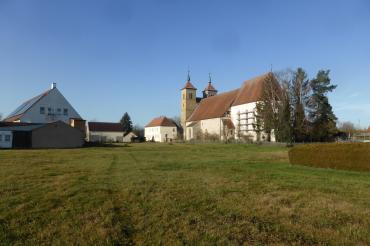 Das Bild zeigt, dass im Vorjahr erworbene Grundstück zwischen Klosterkirche, Prälatur und Mehrzweckhalle wird als künftige „Klosterwiese“ im Zentrum der Planungen stehen.