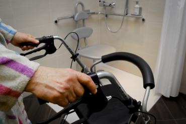 Barrierefreie Dusche: Mit Blick auf den demografischen Wandel fordert die IG BAU mehr Anstrengungen beim altersgerechten Bauen und Sanieren.