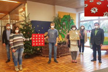 Das Bild zeigt: Vordere Reihe von Links: SchulsprecherInnen Lorena, Marius und Anna-Lena und Spender Gerhard Strobel Hinten von Links: Leitung der Heilpädagogischen Tagesstätte Timm Albert und Schulleitung Gabriele Allgayer Im Detail oben rechts: Weihnachtssterne mit eingelaserten Namen.