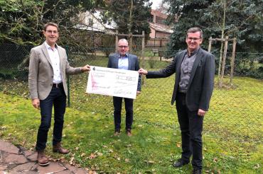 Auf dem Bild zu sehen (von links). Klaus Gerstmeier (Fa. Wolf & Gerstmeier) Manfred Steger (Verein Sternenkinder) und Vitus Wolf (Fa. Wolf & Gerstmeier).  