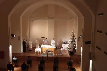 Weihnachtsgottesdienst mit Bischof von Augsburg Dr. Bertram Meier im Kinosaal der JVA Kaisheim