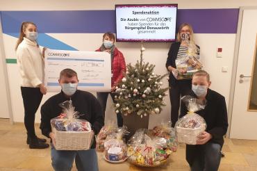 Fünf Personen mit Maske und Geschenken