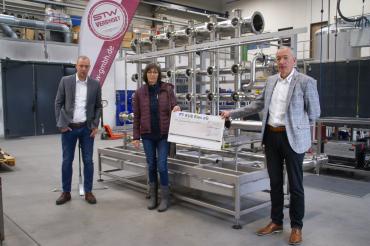 Das Bild zeigt die Spendenübergabe an die „Alpenverein Sektion Nördlingen“.