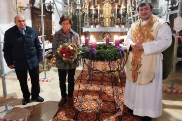 Das Bild zeigt Organist Heinrich Speer mit seiner Gattin Helga und Ortspfarrer Markus Lidel.
