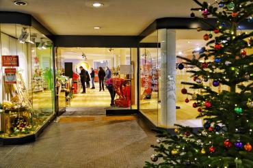 Eingang des Stadtladens Donauwörth mit Weihnachtsbaum
