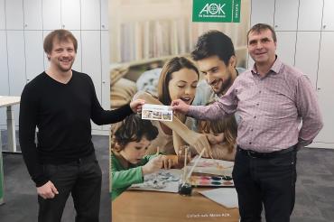 AOK-Kundenberater Stefan Seefried (rechts) übergab den regionalen Hauptpreis – einen Gutschein in Höhe von 200 Euro bei Zweirad Müller – an den glücklichen Gewinner Michael Engelhardt aus Oettingen.