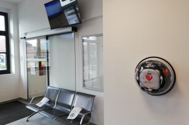 Neuer Defibrillator am Landratsamt im Bahnhof in Nördlingen