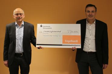Johannes Ruf und Dieter Engelhardt mit Spendenscheck