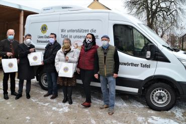 Adventsüberraschungen für die Donauwörther Tafel spendete der Lions-Club Donauwörth, vertreten durch Friedrich Hertle (links), Dr. Andreas Teicher (2. von links) und Christa Lechner (3. von rechts). Vom Caritasverband für den Landkreis Donau-Ries bedankten sich sich Branko Schäpers, Geschäftsführer (3. von links), Andrea Strobl (2. von rechts) und Norbert Jakesch (rechts), der die Tüten sowie Obst, Gemüse und weitere Lebensmittel an Kranke auslieferte. 