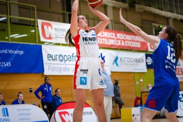 Basketballspielerin setzt an zum Wurf