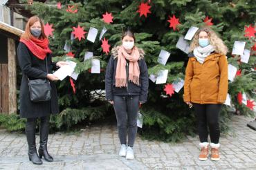 Tira Ortler, Ramona Huggenberger und Tanja Stark vor Weihnachtsbaum Nördlingen