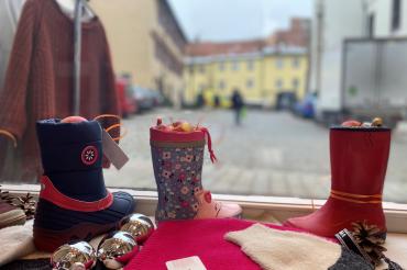 Das Bild zeigt Kinderstiefel im Schaufenster