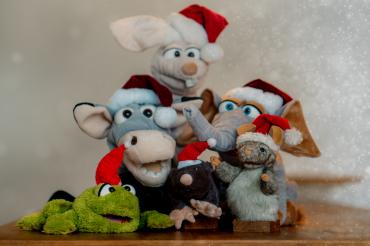 Stofftiere mit Weihnachtsmützen