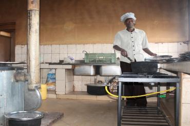 Das Bild zeigt die Schulküche in Kenia.